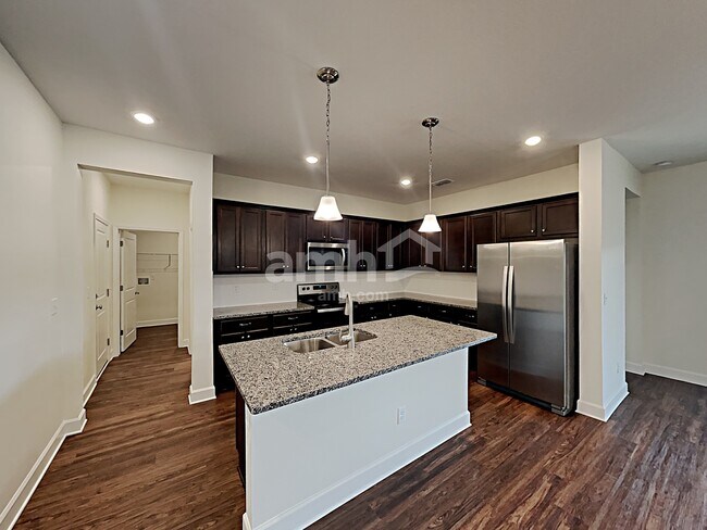 Foto del edificio - 5718 Hampton Creek Rd