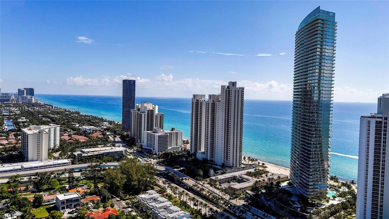 Foto principal - 18975 Collins Ave
