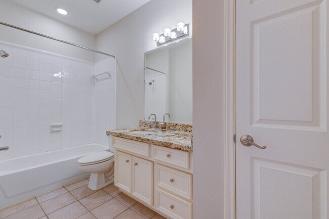 Foto del edificio - 3Bed/ 2.5 bath Beautiful Townhome Located ...