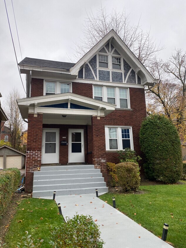 Foto principal - 5700 Woodmont St