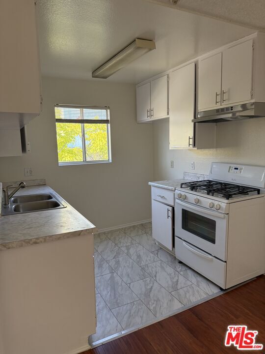 Building Photo - 982 S New Hampshire Ave