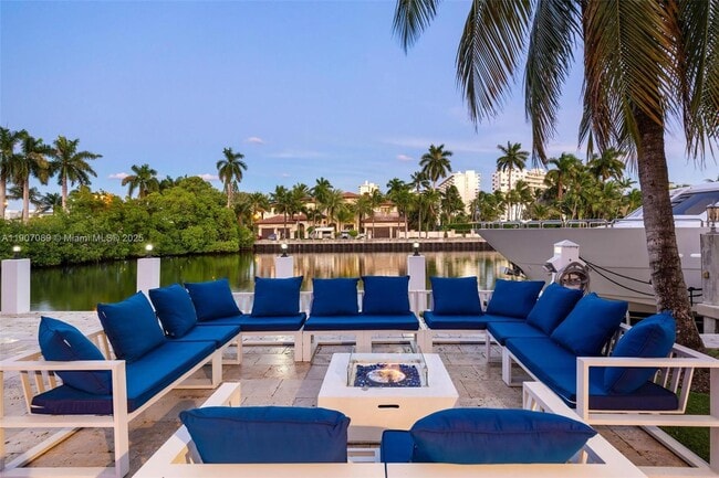 Building Photo - 300 Royal Plaza Dr