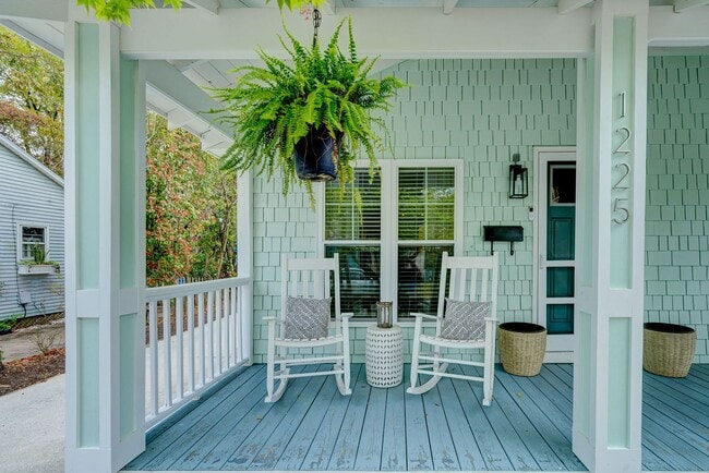 Building Photo - Midtown Rental in Forest Hills