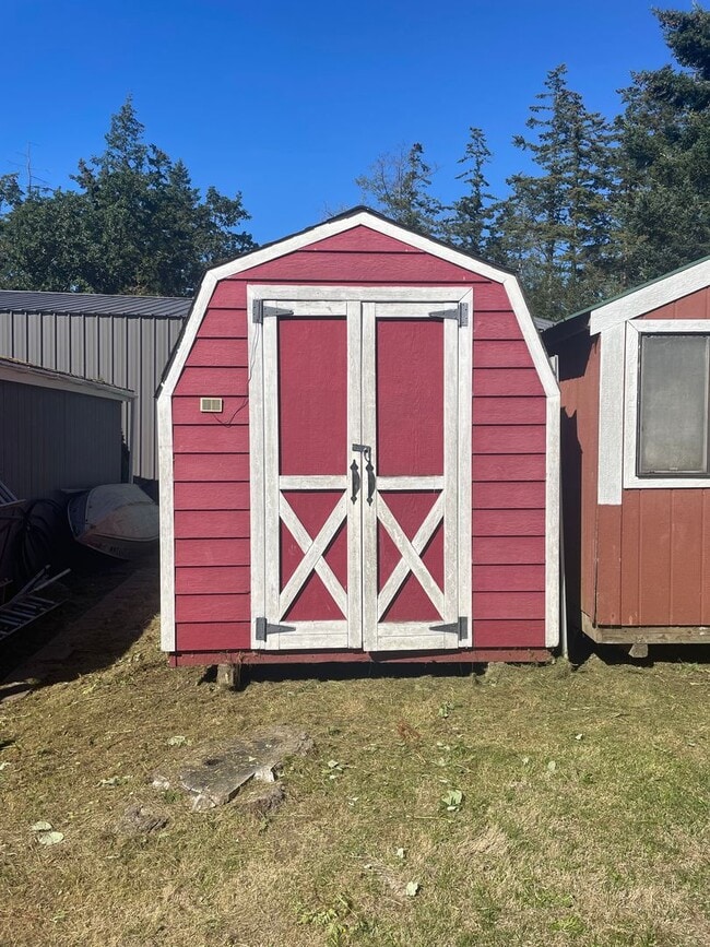 Foto del edificio - Lovely 3 Bedroom, 2 bath Home with 2 Car Garage and Partial Water View! Pet Friendly!