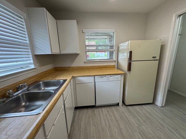 Foto del edificio - UPDATED 3 BEDROOM 2 BATH DUPLEX IN NEISD