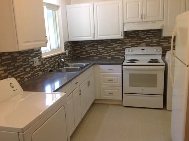 Building Photo - 2-Bed/1-Bath Home in Duplex on Quiet Street
