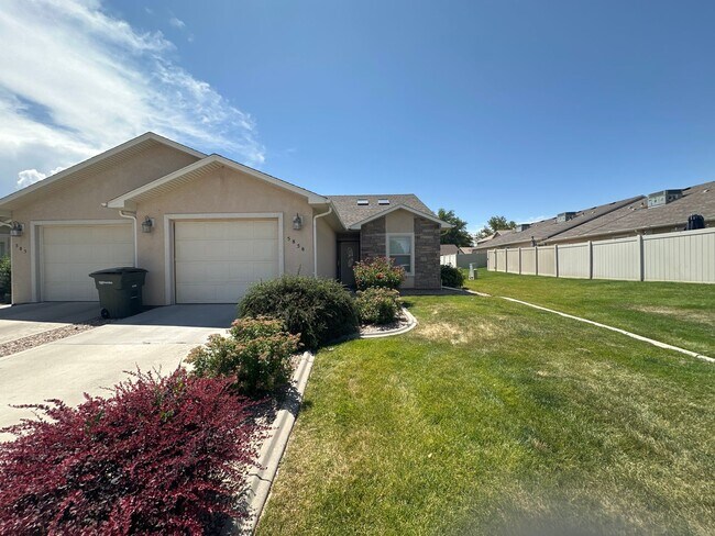 Building Photo - 3 bed 2 bath townhome!