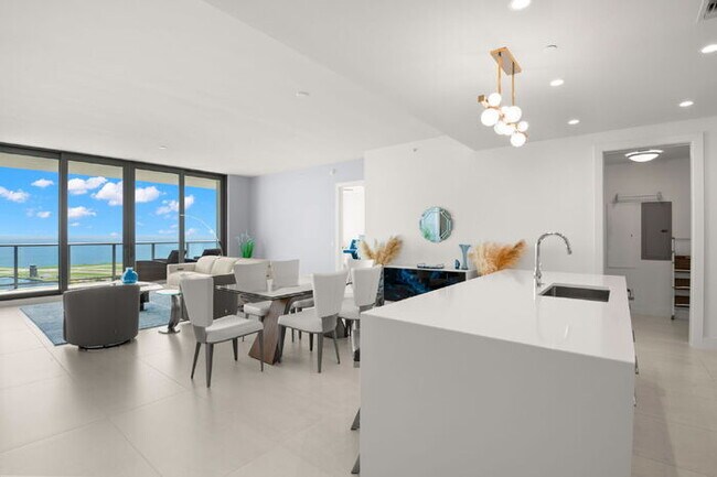Building Photo - LUXURY Fully Furnished Condo in Saltaire For Rent!