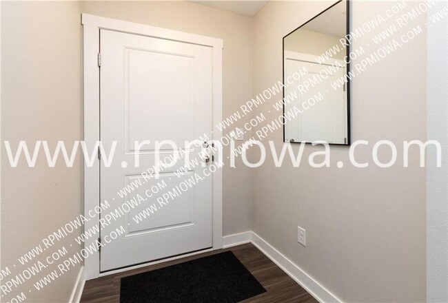 Foto del edificio - UPDATED!! 2 Bedroom, 2.5 Bath Townhome in ...