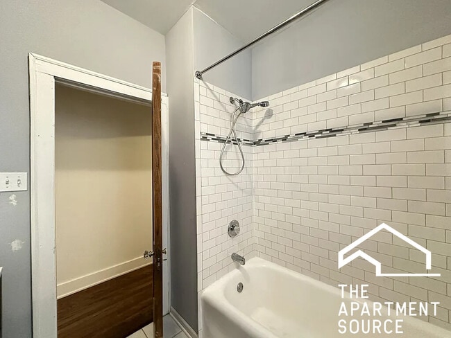 Building Photo - 5023 N Ridgeway Ave