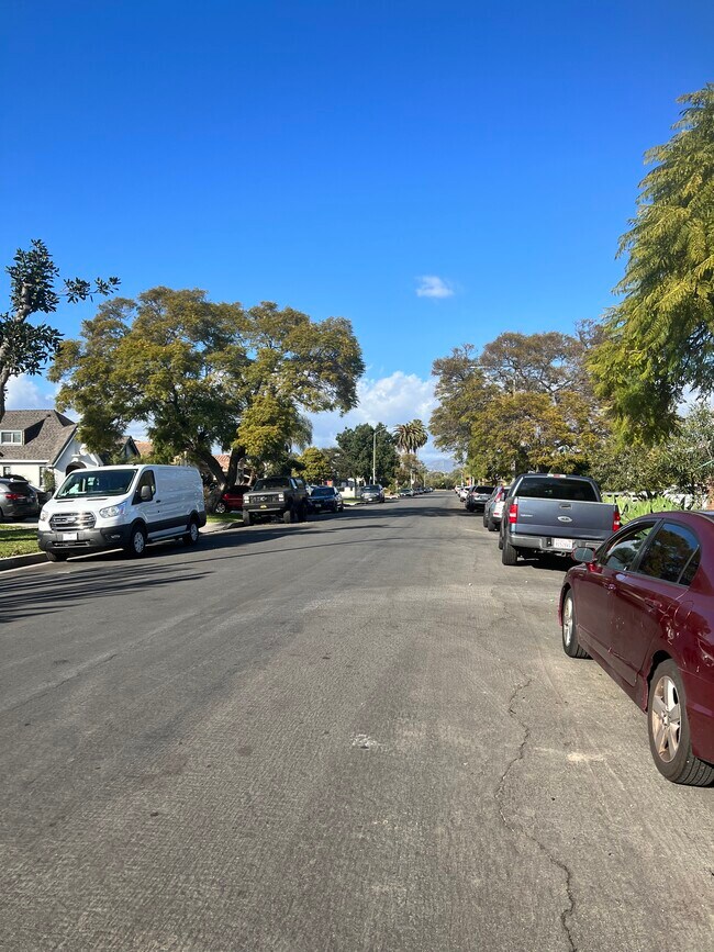 Quite neighborhood - 2210 Clyde Ave
