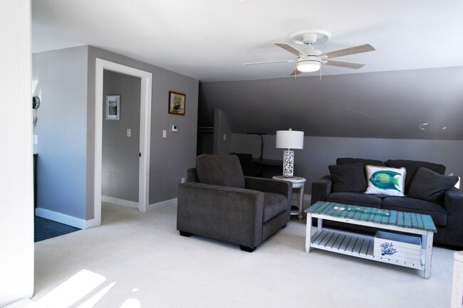 Building Photo - 10 Windward Ln