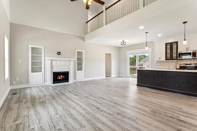 Building Photo - Renovated 5-bedroom 3.5-bathroom home loca...
