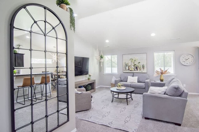 Building Photo - 2023 E Elm Grove Dr