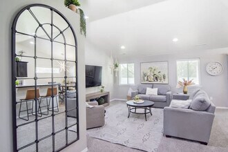 Building Photo - 2023 E Elm Grove Dr