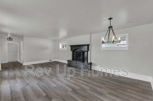 Building Photo - 309 E 200 S