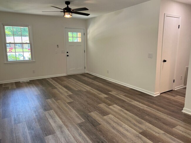 Foto del edificio - Renovated 3 Bed | 2 Bath House with Fenced...