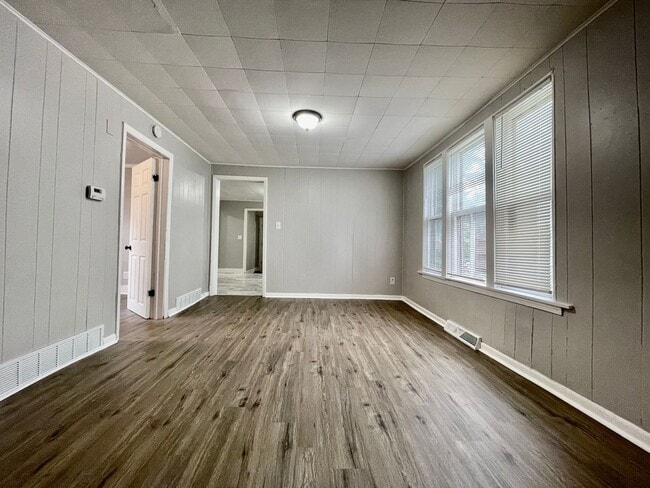 Building Photo - 933 W Southern Ave
