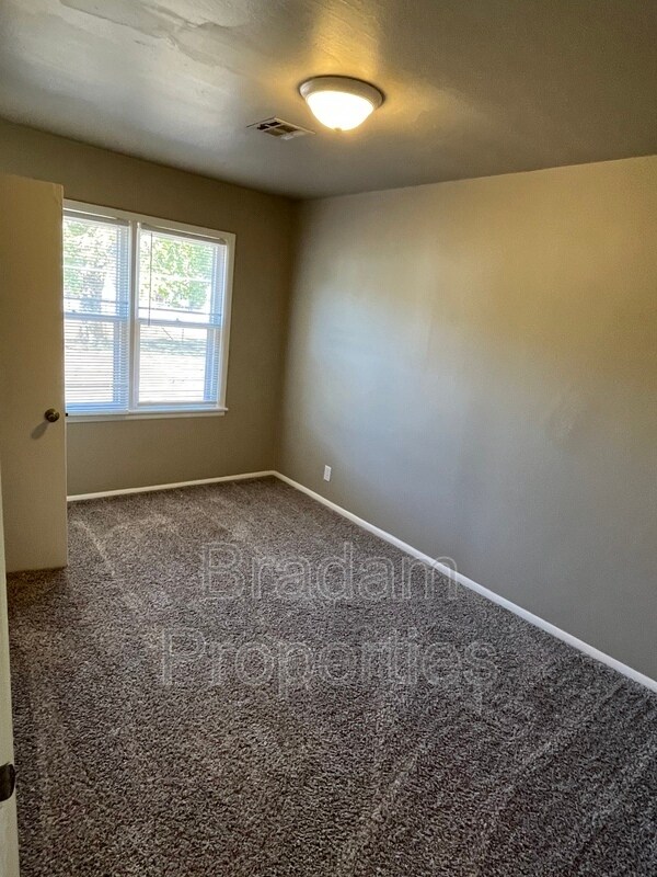 Building Photo - 1801 S Oak Ave
