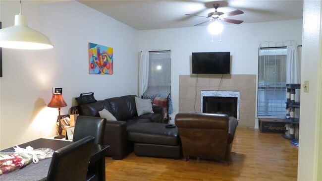 Foto del edificio - 1910 Robbins Pl