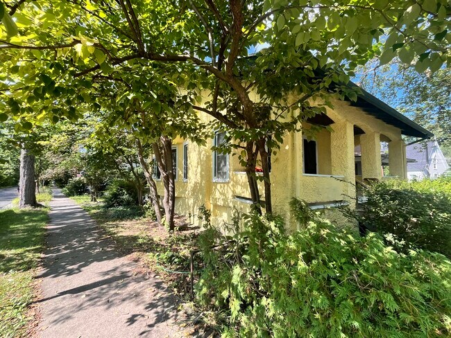 Foto del edificio - 204 W Yates St