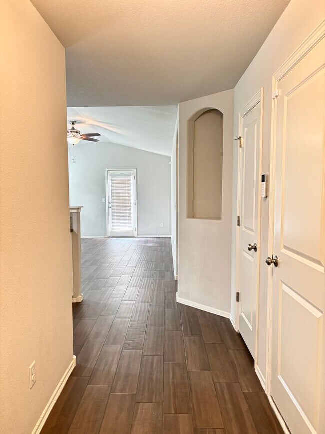 Building Photo - Awesome home with community pool!