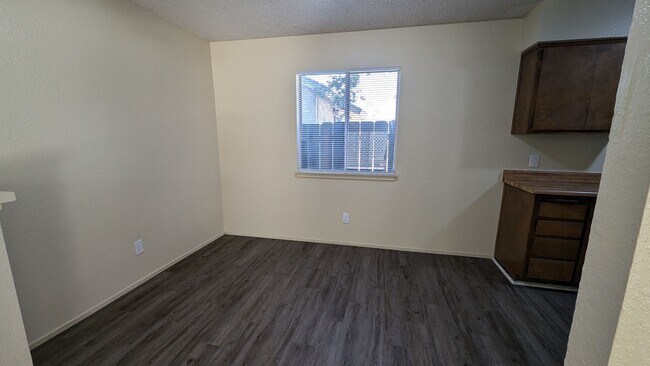 Building Photo - 3 Bedroom 2 Bath Home close to Granite Hills