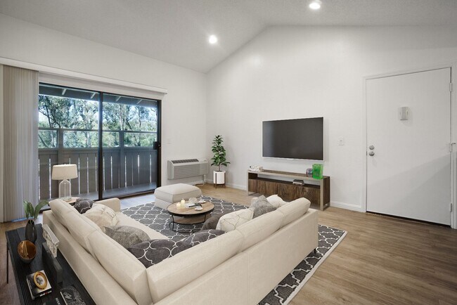 Interior Photo - River Oaks Apartments