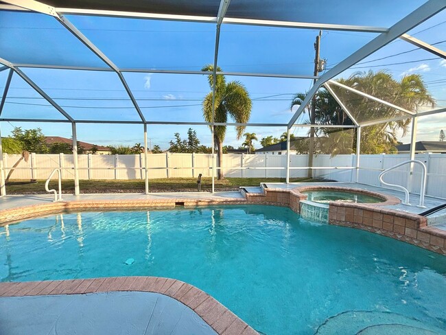 Foto del edificio - 3 Bed, 2 Bath Pool Home With A Fenced Yard...