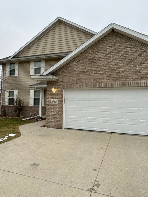 Building Photo - Duplex in Howard or Green Bay