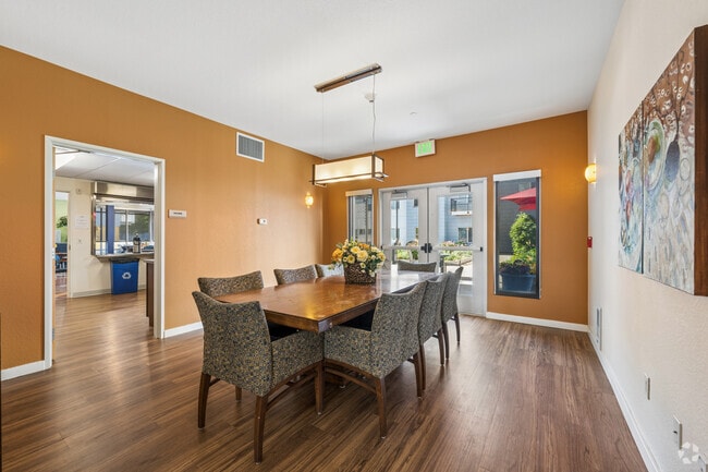 Community Dining Room - Creekside West