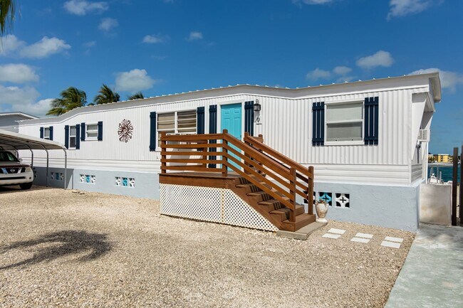 Building Photo - 3 Bedroom 2 Bathroom on the water