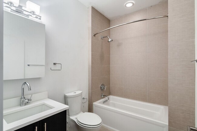 Foto del edificio - Northern Liberties Townhome with Garage