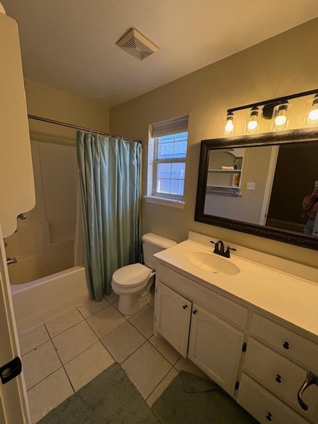 Building Photo - 4001 Sera Dr