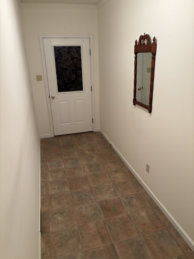 Private Foyer entry - 1180 Chestershire Pl