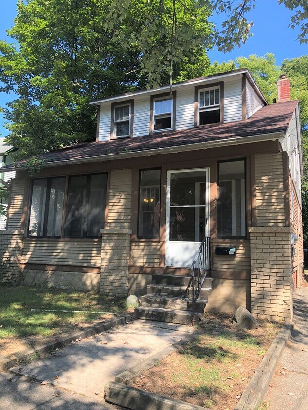 734 Minor 4 Bed/2 Bath House Near WMU/K House Rental in