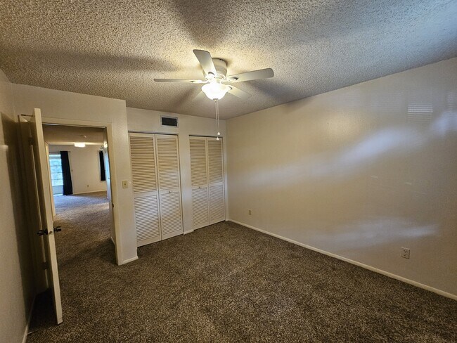 Foto del edificio - 593 Midway Dr