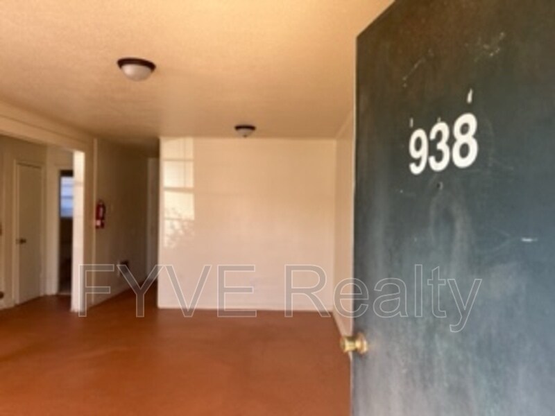 Primary Photo - 938 Houck St