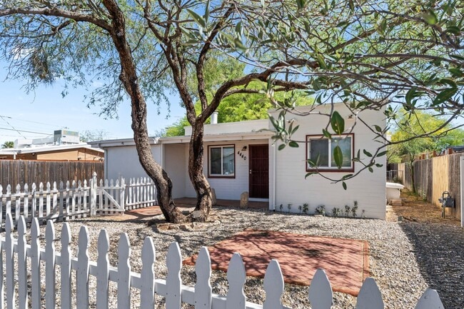 Building Photo - Charming central home
