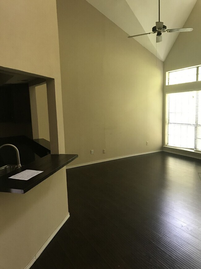 Foto del edificio - 9601 Forest Ln