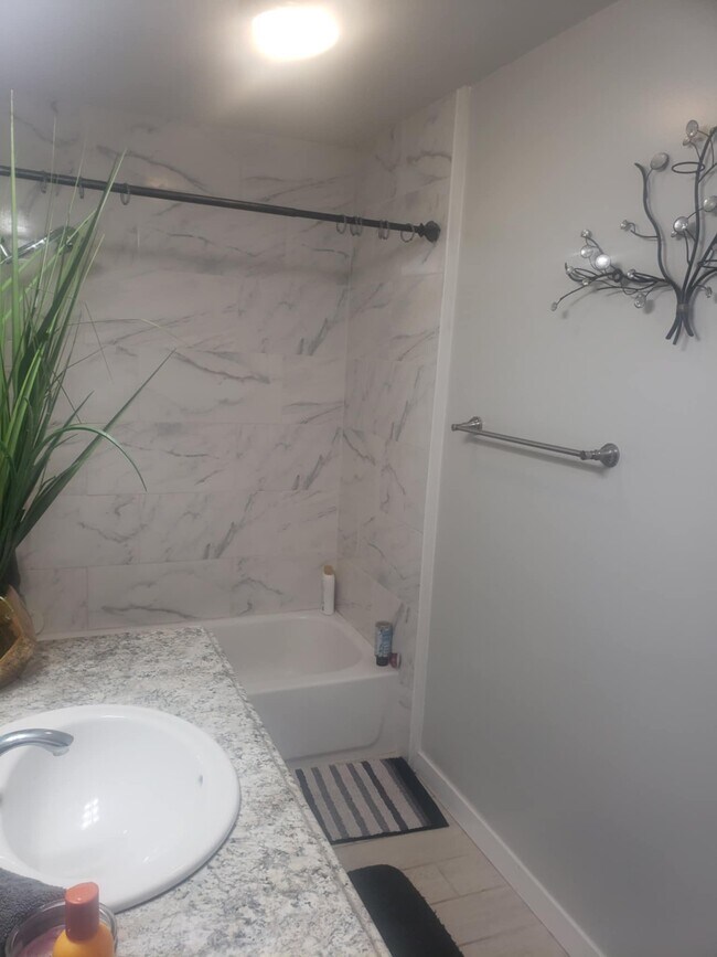 otro baño - 3265 W Florlita Ave