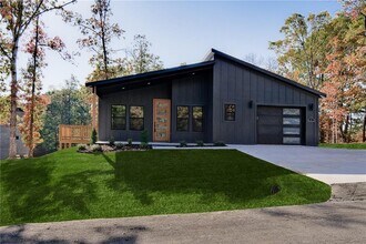 Building Photo - 17 Islay Dr