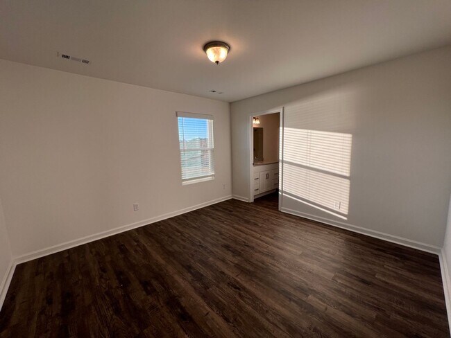 Building Photo - 3 BEDROOM HOME AVAILABLE NOW!