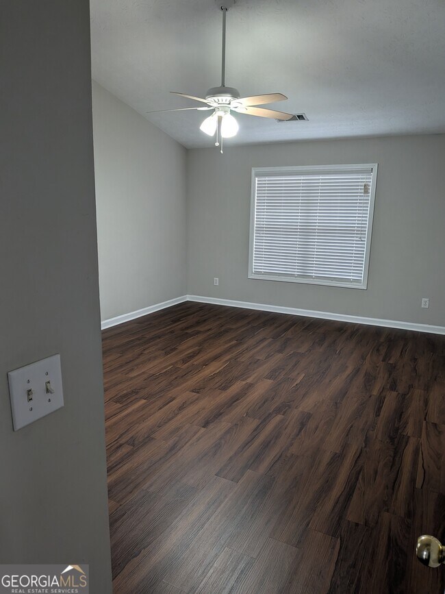 Building Photo - 1422 Fountain View Dr