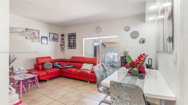 Foto del edificio - 8390 NW 103rd St