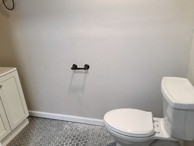 Building Photo - 3 bedroom 2 bathroom single family home wi...