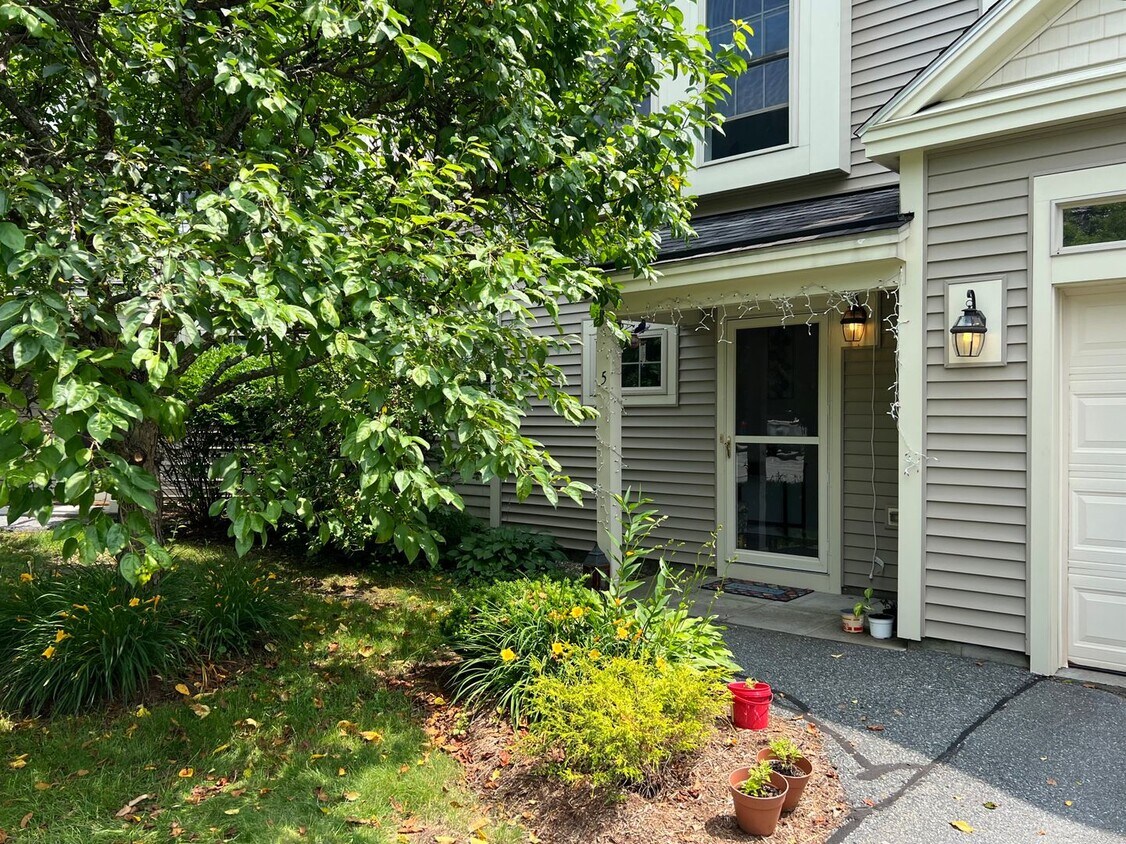 Primary Photo - 3 bedroom / 3 bathroom plus study townhous...