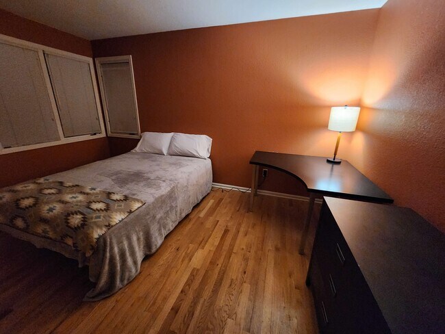 Estructura ajustable para cama Queen - 1545 Lodge Ln