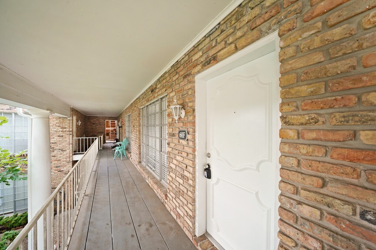 Building Photo - 2201 Fountain View Dr