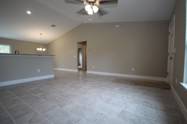 Foto del edificio - BEAUTIFUL 3 Bedroom, 2 Bathroom Home in Oc...